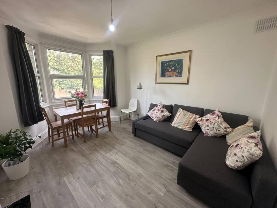 Modern 2 Bedroom Flat, Se6 Catford 외부 사진